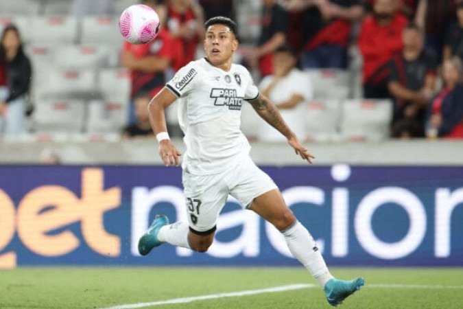 MATHEUS MARTINS - Entrou para dar mais movimentação no setor ofensivo. No entanto, sem grande êxito para puxar os lances em velocidade. NOTA 4.0 - Foto: Vitor Silva/Botafogo