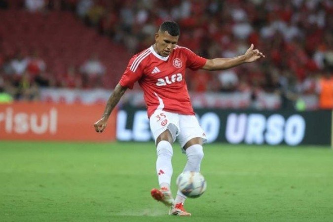 AGUIRRE - Entre os jogadores da defesa, foi o que menos comprometeu nos lances do gols. Entretanto, não conseguiu ajudar muito no jogo e teve uma atuação mais discreta. Nota: 6 - Foto: Ricardo Duarte/Internacional