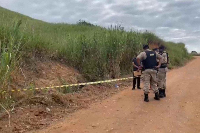 Corpo foi encontrado ainda em chamas pelos policiais militares - (crédito: Reprodução/Redes sociais) Corpo foi encontrado ainda em chamas pelos policiais militares - (crédito: Reprodução/Redes sociais)