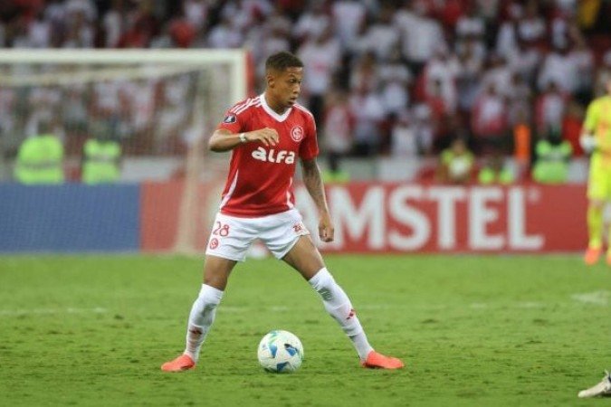 VITINHO - TambÃ©m entrou bem na partida, aparecendo bem pelas pontas. Faltou um pouco mais de criatividade na hora de definir as jogadas. Nota: 6,5 - Foto: Ricardo Duarte/Internacional 