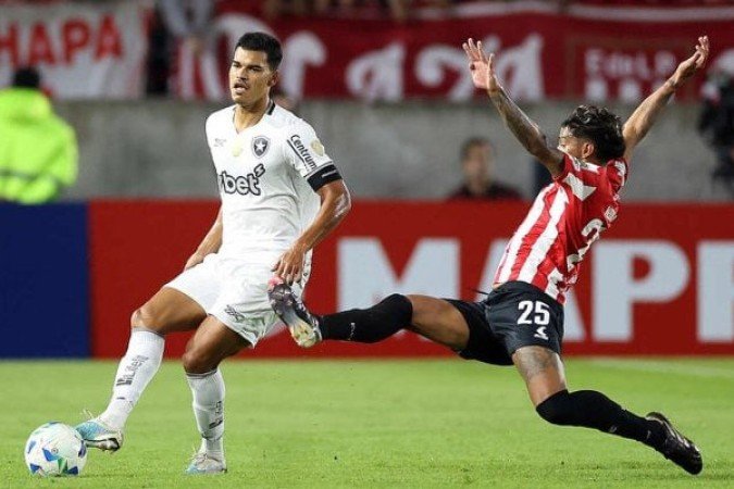 DANILO BARBOSA - Improvisado, apresentou dificuldades nas saídas de bola e errou lançamentos. Fez o simples na marcação e sofreu com as investidas argentinas. NOTA 2.5 - Foto: Vitor Silva/Botafogo