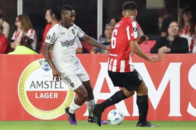 PATRICK DE PAULA - Nulo em campo. Em muitos momentos ficou apenas flutuando no meio, sem ajudar na marcação e não conseguiu ajudar nas transições. NOTA 3.0 - Foto: Vitor Silva/Botafogo