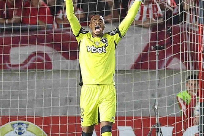 JOHN - Iniciou com segurança de sempre e fez boa defesa em cabeceio de Carrillo. Contudo, levou um frango bizarro após chute do próprio atacante e comprometeu o resultado. NOTA 1.5 - Foto: Vitor Silva/Botafogo