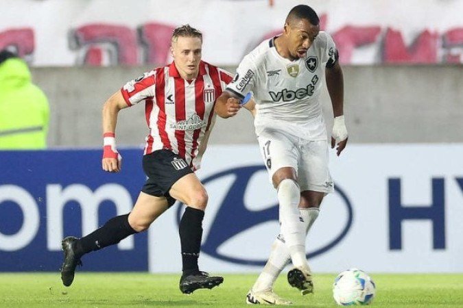 MARLON FREITAS - Assim como o time, não conseguiu corresponder em campo. Errou passes, não foi firme na marcação e muito distante das jogadas. Conseguiu encaixar apenas um contra-ataque, mas sem sucesso. NOTA 3.0 - Foto: Vitor Silva/Botafogo
