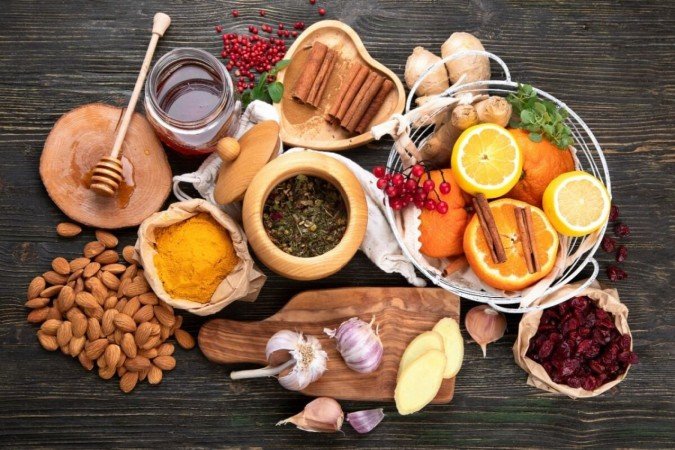 A escolha dos alimentos certos pode fazer a diferença no sistema imunológico (Imagem: Tatjana Baibakova | Shutterstock) - (crédito: EdiCase) A escolha dos alimentos certos pode fazer a diferença no sistema imunológico (Imagem: Tatjana Baibakova | Shutterstock) - (crédito: EdiCase)