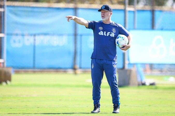 Mano Menezes não estará à frente da equipe na partida contra o São Paulo, marcada para este sábado (17/5), pelo Campeonato Brasileiro. O treinador foi liberado e retorna a Porto Alegre para acompanhar a família - (crédito: Lucas Uebel/Grêmio FBPA) Mano Menezes não estará à frente da equipe na partida contra o São Paulo, marcada para este sábado (17/5), pelo Campeonato Brasileiro. O treinador foi liberado e retorna a Porto Alegre para acompanhar a família - (crédito: Lucas Uebel/Grêmio FBPA)