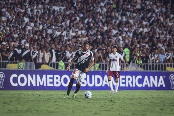 Hugo Moura em ação com a camisa do Vasco no empate, sem gols, com o Lanús -  (crédito: Foto: Dikran Sahagian/Vasco)