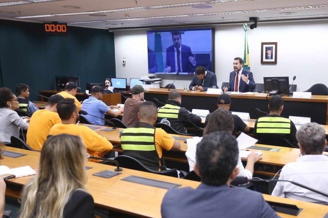 Durante a audiência, os entregadores cobraram medidas para garantir melhores condições de trabalho, como uma taxa mínima de R$10 por entrega de até 4 km, com acréscimo de R$2,50 por quilômetro adicional - (crédito: Crédito: Vinicius Loures / Câmara dos Deputados) Durante a audiência, os entregadores cobraram medidas para garantir melhores condições de trabalho, como uma taxa mínima de R$10 por entrega de até 4 km, com acréscimo de R$2,50 por quilômetro adicional - (crédito: Crédito: Vinicius Loures / Câmara dos Deputados)