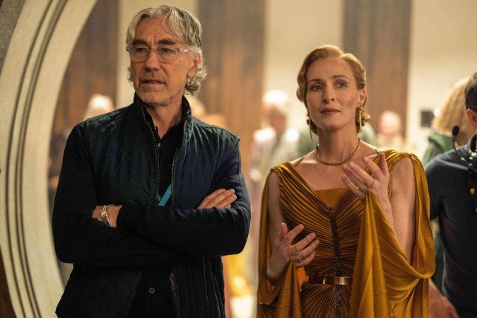  Tony Gilroy e Genevieve O’Reilly no set da segunda temporada de Andor