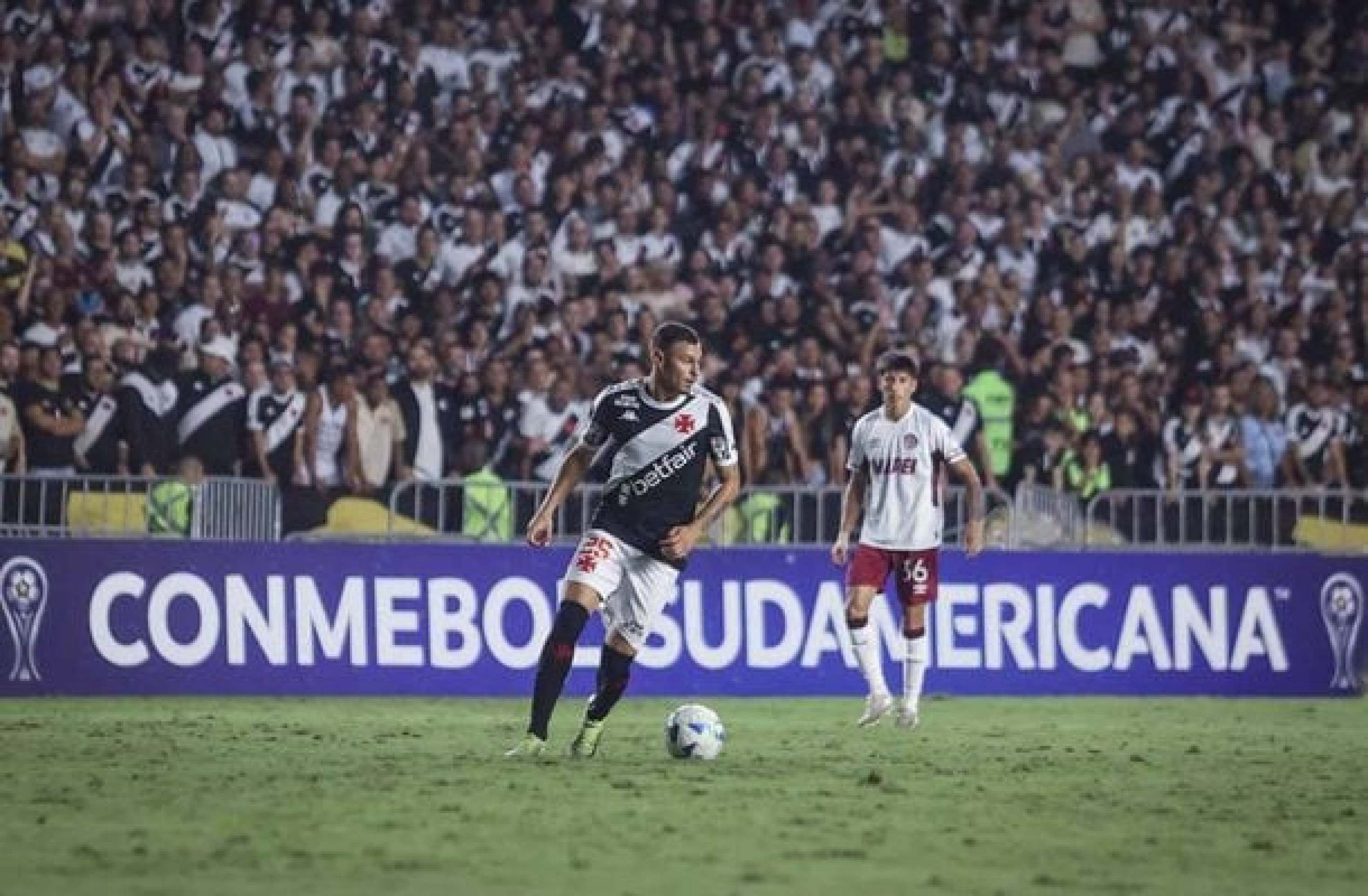 Hugo Moura, do Vasco, cita intenso calendário e critica arbitragem: ‘Jogo picotado’