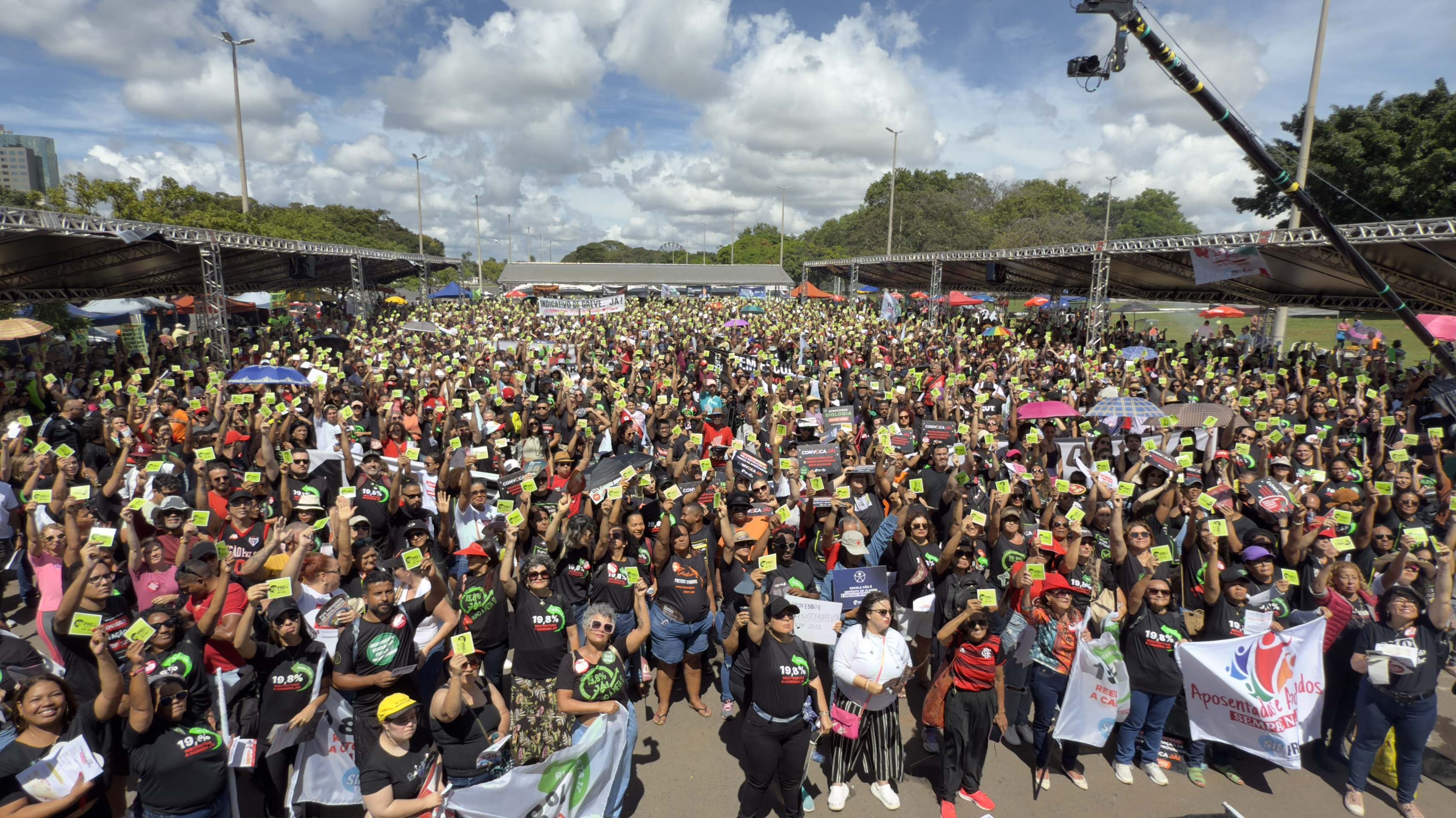 Professores do DF aprovam indicativo de greve para 27 de maio Professores do DF aprovam indicativo de greve para 27 de maio