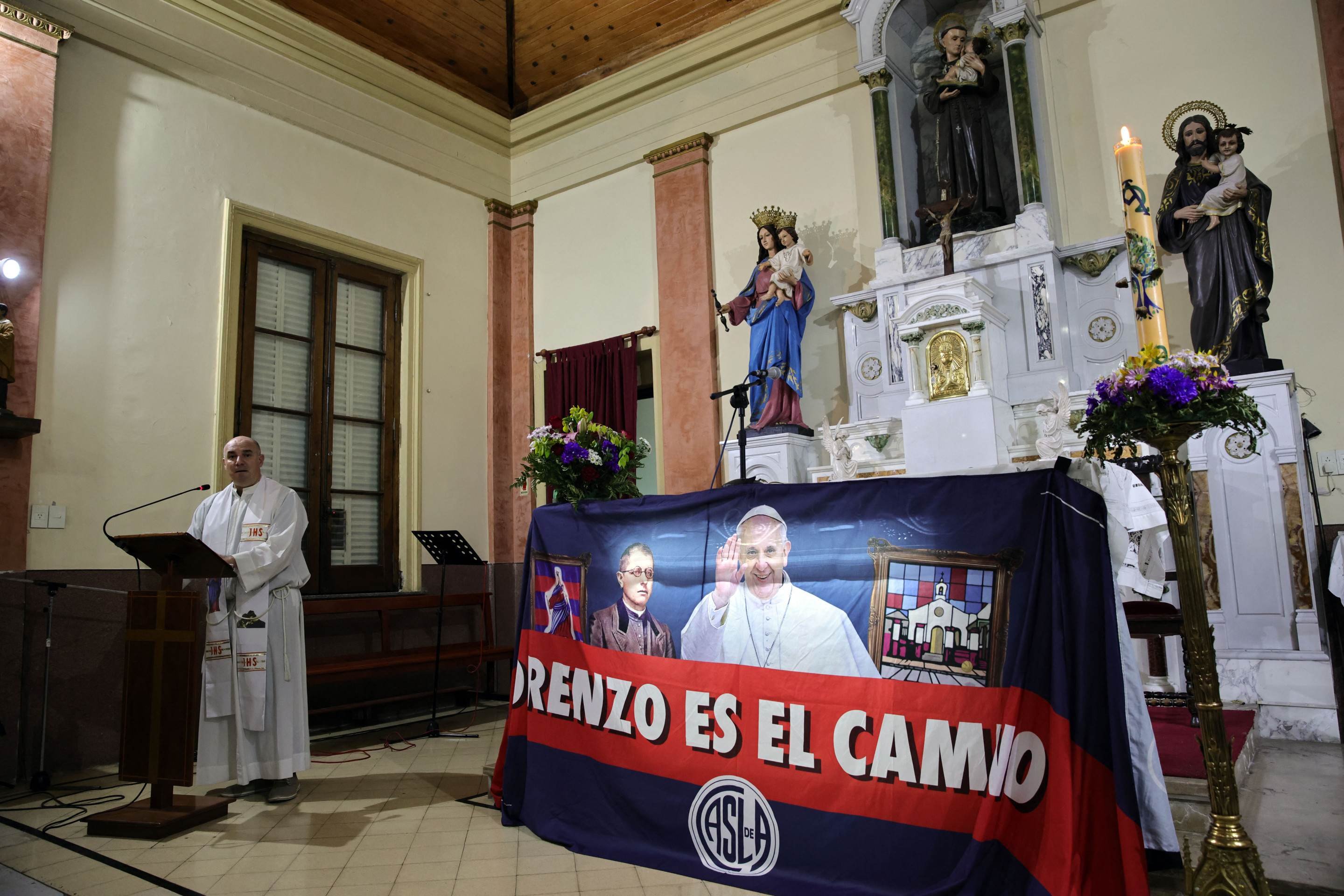 Um padre discursa para torcedores do clube de futebol San Lorenzo de Almagro durante uma missa em memória do falecido Papa Francisco no Oratório San Antonio, local de fundação do clube, em Buenos Aires, em 23 de abril de 2025
