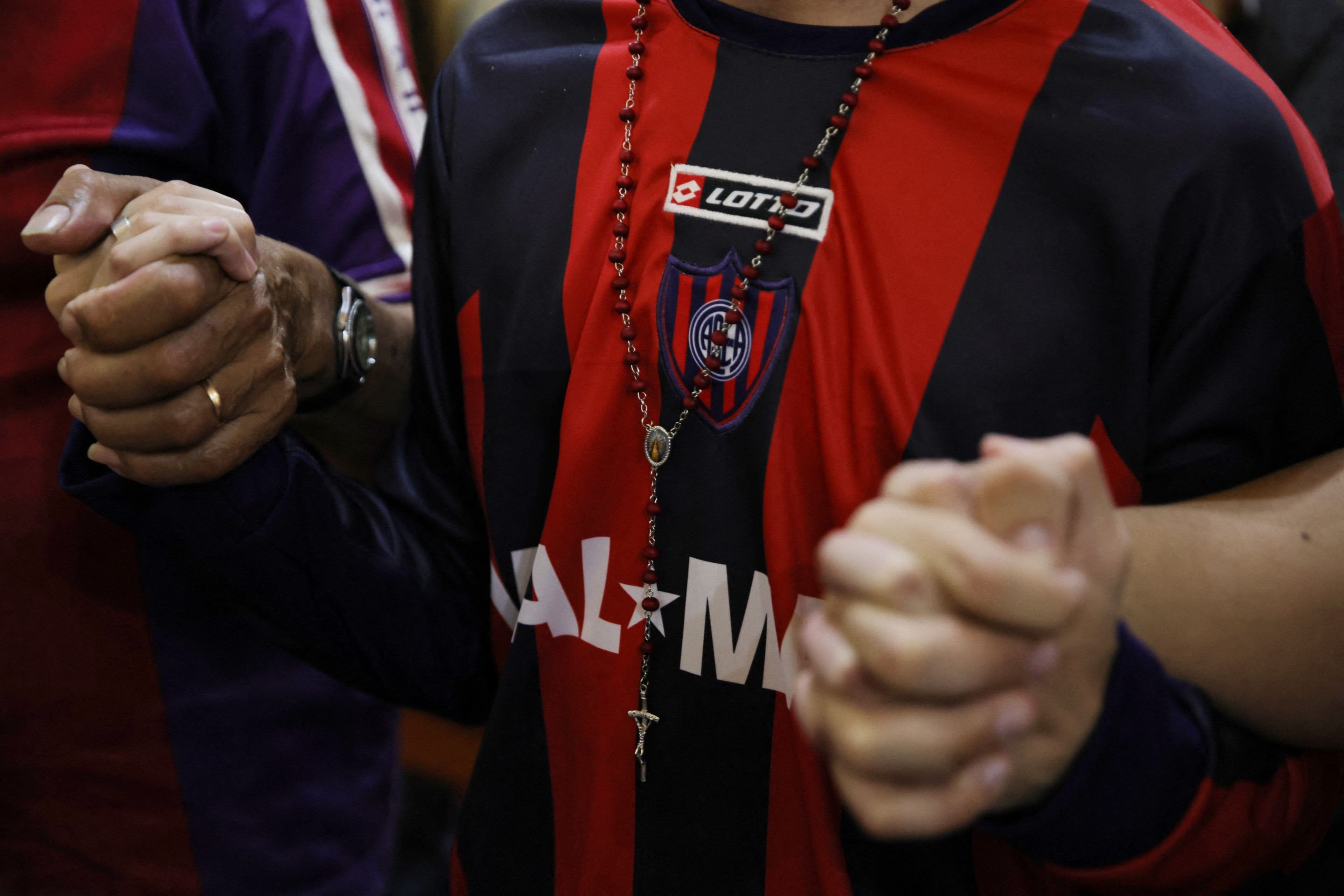 Torcedores do clube de futebol San Lorenzo de Almagro participam de uma missa em memória do falecido Papa Francisco no Oratório San Antonio, local de fundação do time, em Buenos Aires, em 23 de abril de 2025. O falecido Papa Francisco, Jorge Bergoglio, era torcedor e sócio nº 88235 do clube de futebol argentino San Lorenzo