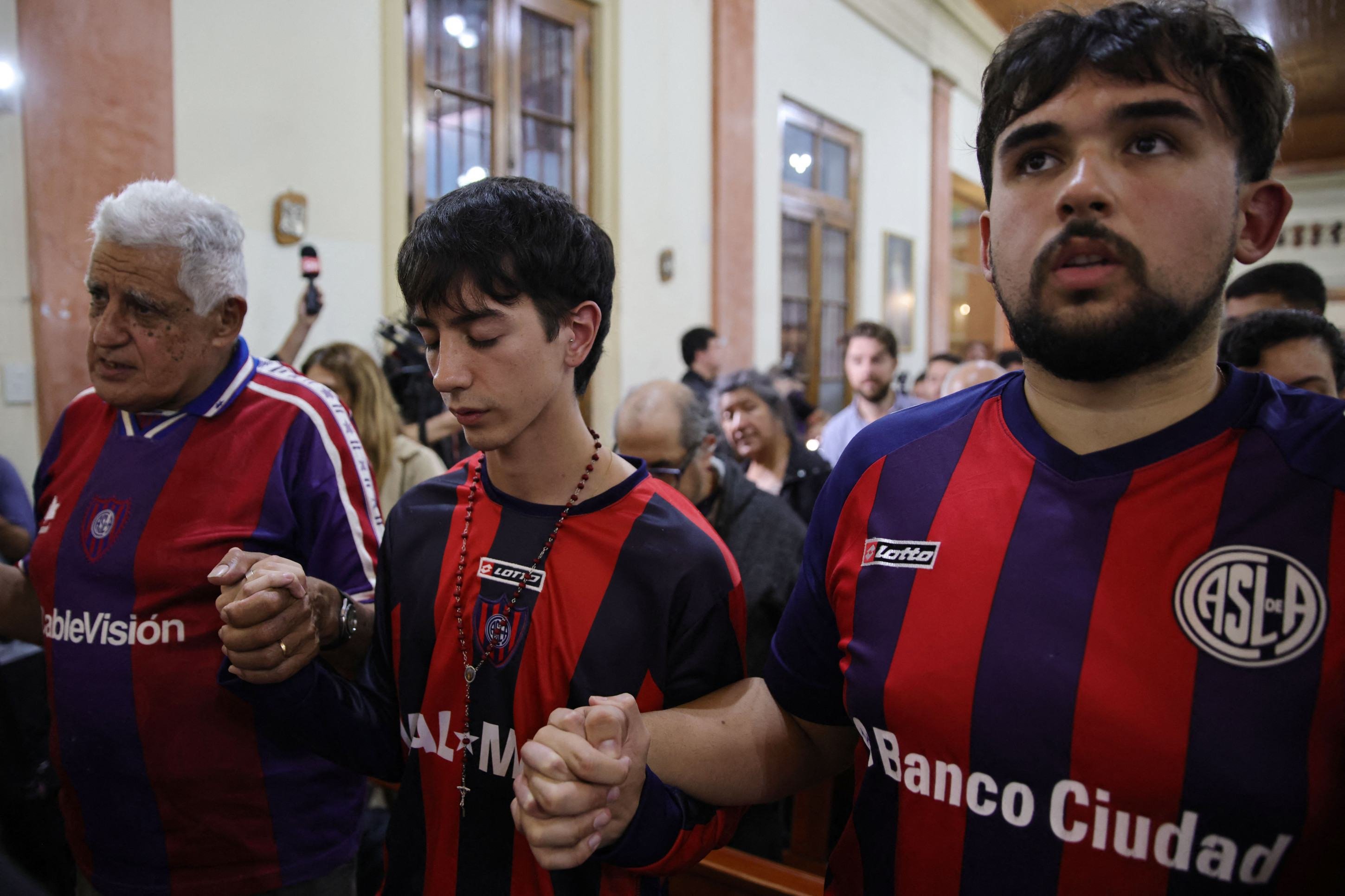 Torcedores do clube de futebol San Lorenzo de Almagro participam de uma missa em memória do falecido Papa Francisco no Oratório San Antonio, local de fundação do time, em Buenos Aires, em 23 de abril de 2025. O falecido Papa Francisco, Jorge Bergoglio, era torcedor e sócio nº 88235 do clube de futebol argentino San Lorenzo      