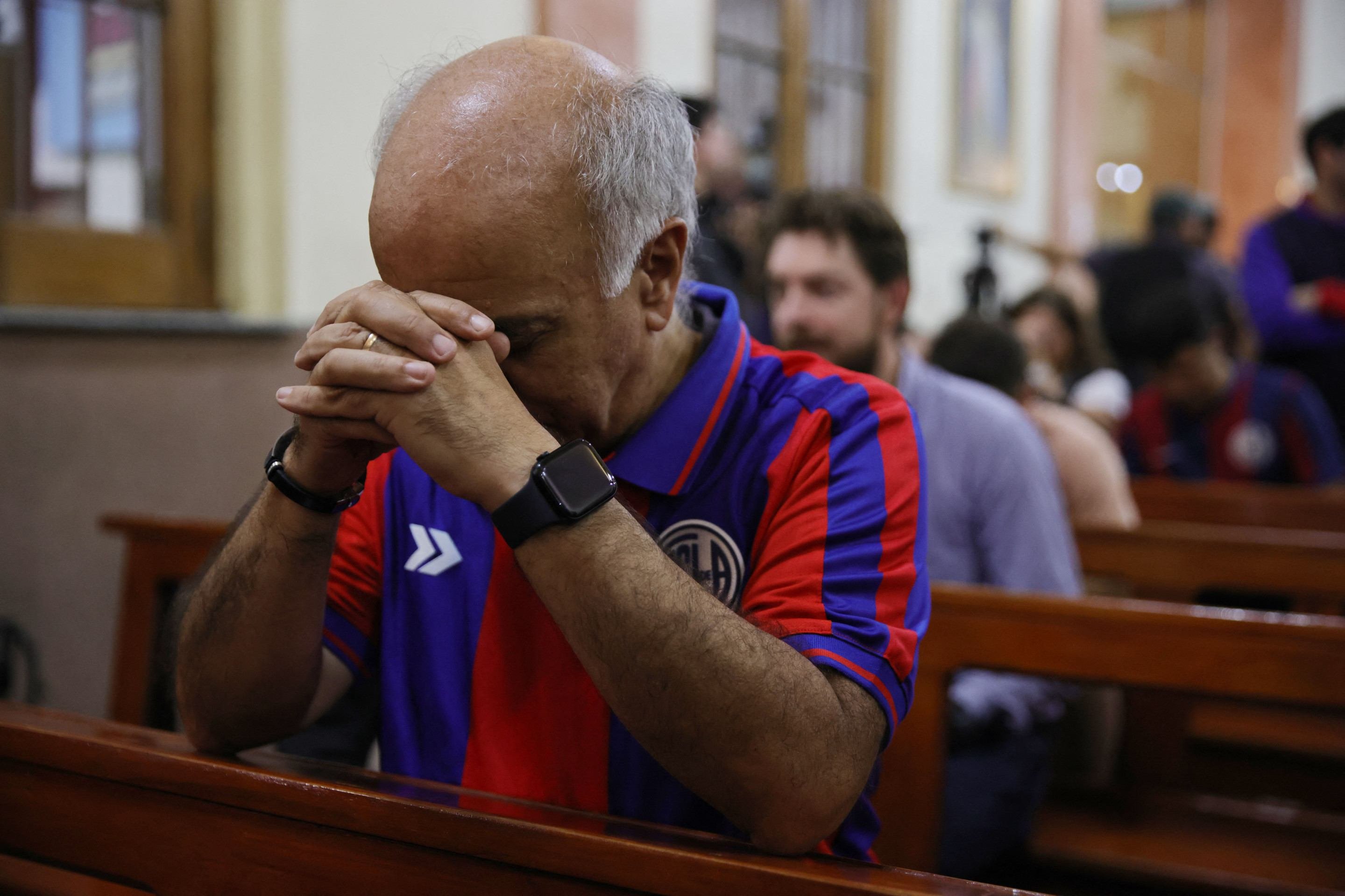 Torcedores do clube de futebol San Lorenzo de Almagro participam de uma missa em memória do falecido Papa Francisco no Oratório San Antonio, local de fundação do time, em Buenos Aires, em 23 de abril de 2025. O falecido Papa Francisco, Jorge Bergoglio, era torcedor e sócio nº 88235 do clube de futebol argentino San Lorenzo      
