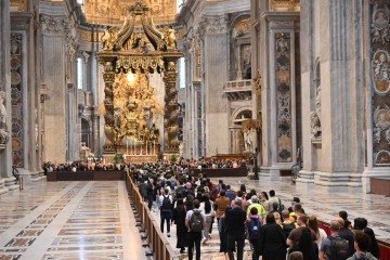 Fiéis e turistas em fila na nave da basílica para reverenciar o jesuíta argentino