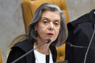 Carmen Lúcia afirmou que a interpretação posta pela Câmara 'esvaziaria uma das funções básicas do Estado de Direito' e privilegiaria a pessoa 'sem resguardo da integridade do cargo público' -  (crédito: Divulgação/STF)