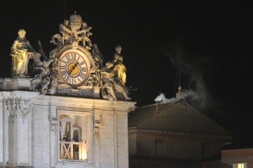 Fumaça branca sobe da chaminé no telhado da Capela Sistina, o que significa que os cardeais elegeram um novo papa durante o conclave de 13 de março de 2013 no Vaticano       -  (crédito: Tiziana FABI / AFP)