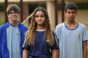 Os estudantes Lucas, 15 (E); Geovana, 17 (C); e João Gabriel, 15 (D) fogem à visão negativa sobre o regime celetista e defendem direitos -  (crédito: Minervino Júnior/CB/D.A.Press)