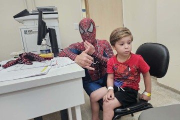 O pediatra Thiago Moisés dos Santos chega para assumir o plantão no Hospital Regional de Santa Maria (HRSM) fantasiado de super-herói -  (crédito:  Divulgação/ IgesDF)