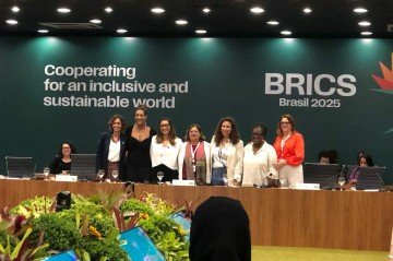 Com a presença de ministras do governo e de Janja, reunião de mulheres do Brics defendeu protagonismo feminino na economia, tecnologia e sustentabilidade


 -  (crédito: Danandra Rocha)