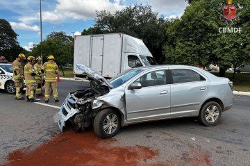 O acidente envolveu dois carros na EPIA Sul, próximo ao Viaduto Ayrton Senna, sentido Park Shopping -  (crédito: Divulgação/CBMDF)