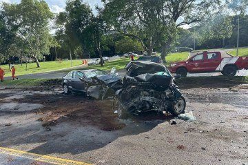 Os dois veículos, um Gol e um Audi, colidiram de frente no Eixão Norte -  (crédito: Mila Ferreira)