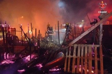 A região já havia sofrido um incêndio no início deste ano, quando 30 barracos de madeira pegaram fogo no mesmo local -  (crédito: CBMDF)