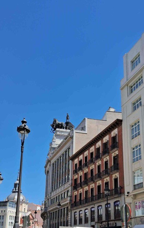 No arredores de Gran Vía: cenas para o clássico A comunidade, com Carmen Maura