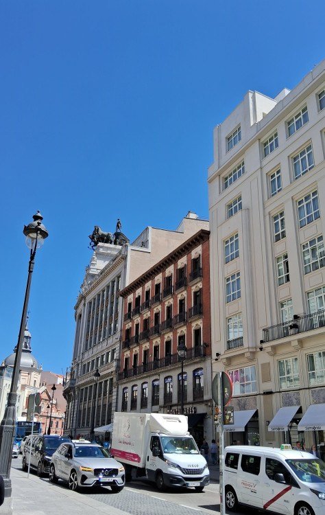 No arredores de Gran Vía: cenas para o clássico A comunidade, com Carmen Maura