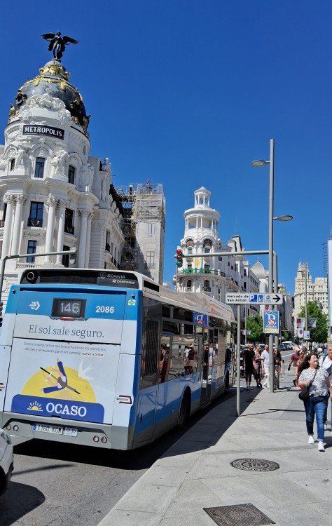 Antigo arranha-céu de Madri, ao fundo (D): na Avenida Gran Vía, o prédio da telefonia, na qual inclusive trabalhou o hoje cineasta Pedro Almodóvar
