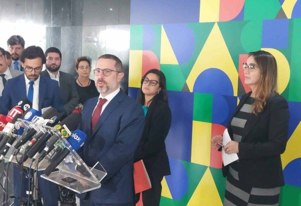 'A partir de agora, nenhum aposentado será descontado na sua folha de pagamento. E só depois desse trabalho que vai ser feito, nós teremos uma reorganização disso', disse o ministro da CGU -  (crédito: Victor Correia/CB/D.A. Press)
