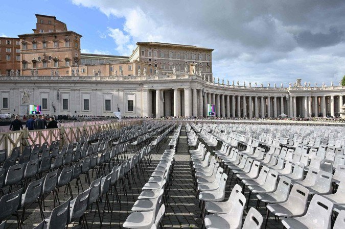 Na Praça de São Pedro, os preparativos para a cerimônia  