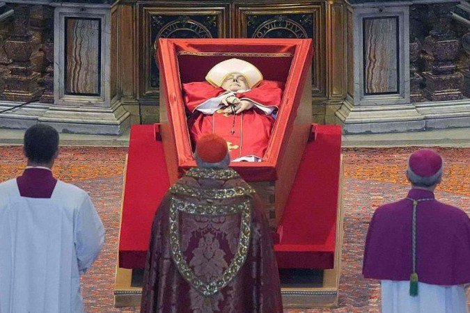 Vestimenta simboliza tanto o amor e a compaixão quanto o sangue derramado de Cristo - (crédito: EPA) Vestimenta simboliza tanto o amor e a compaixão quanto o sangue derramado de Cristo - (crédito: EPA)