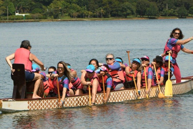 24/04/2025. Ed Alves CB/DA Press. Cidades. Mulheres Sobreviventes do Câncer de Mama, praticam canoagem estilo Dragon Boat. 
