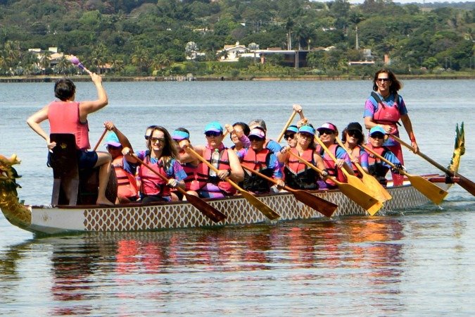  24/04/2025. Ed Alves CB/DA Press. Cidades. Mulheres Sobreviventes do Câncer de Mama, praticam canoagem estilo Dragon Boat. 