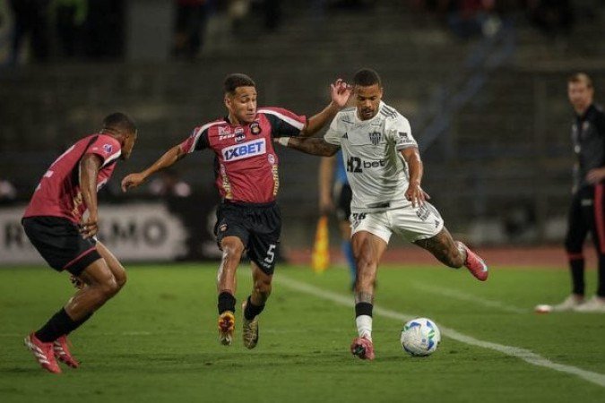 CARACAS - Os venezuelanos tiveram uma boa postura ao longo da partida. Criaram as primeiras oportunidades, acabaram marcando um gol contra. Entretanto, voltaram bem na segunda etapa, fazendo uma partida de igual para igual com o Galo e festejaram o resultado, que pode ser importante na busca por uma vaga na próxima fase. Nota: 6 - Foto: Pedro Souza/Atlético-MG