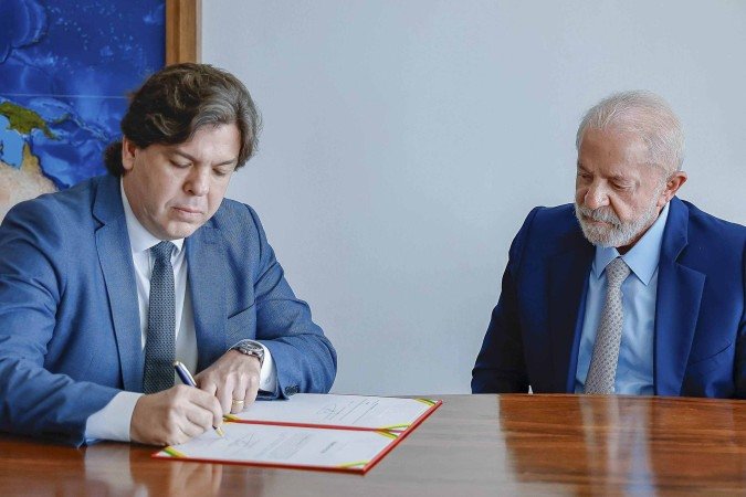 Em cerimônia fechada e ao lado de Lula, Frederico de Siqueira Filho assinou o termo de posse do Ministério das Comunicações, na quinta-feira - (crédito: Ricado Stuckert/ R) Em cerimônia fechada e ao lado de Lula, Frederico de Siqueira Filho assinou o termo de posse do Ministério das Comunicações, na quinta-feira - (crédito: Ricado Stuckert/ R)