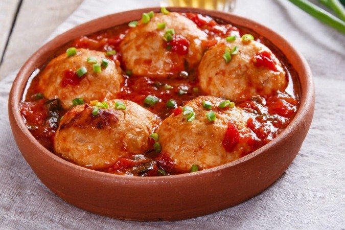 Almôndega de frango com molho de tomate (Imagem: koss13 | Shutterstock) - (crédito: EdiCase) Almôndega de frango com molho de tomate (Imagem: koss13 | Shutterstock) - (crédito: EdiCase)
