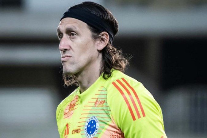 CÁSSIO - Não estava sendo exigido ao longo da partida. Não teve culpa no primeiro gol, na qual foi traído pelo desvio. Entretanto, já na reta final, acabou falhando feio no lance que gerou o gol da derrota, onde também não foi bem na bola, e ficou marcado por isso. Nota: 4 - Foto: Gustavo Aleixo/Cruzeiro