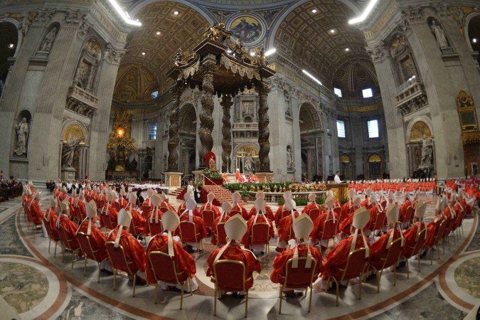 Cardeais participam de uma missa na Basílica de São Pedro antes do iní­cio do conclave em 12 de março de 2013, no Vaticano       -  (crédito: Gabriel BOUYS / AFP       )