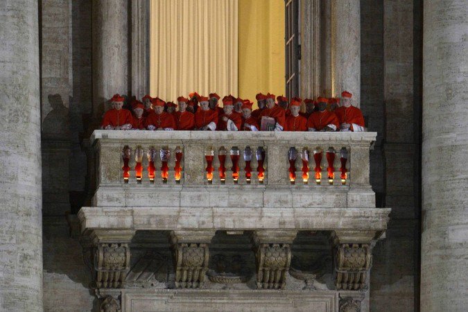 Cardeais em uma sacada enquanto o argentino Jorge Bergoglio, eleito Papa Francisco, é aguardado na janela da sacada da Basílica de São Pedro, em 13 de março de 2013 - (crédito: Andreas SOLARO / AFP) Cardeais em uma sacada enquanto o argentino Jorge Bergoglio, eleito Papa Francisco, é aguardado na janela da sacada da Basílica de São Pedro, em 13 de março de 2013 - (crédito: Andreas SOLARO / AFP)