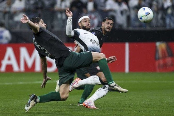 RACING-URU - O time uruguaio começou bem, fez pressão e chegou a marcar um gol que foi corretamente anulado. Porém, recuou após ficar em superioridade numérica e foi dominado pelo Corinthians. Levou perigo no fim, mas não era o suficiente. NOTA: 3,0 - Foto: Ricardo Moreira/Getty Images