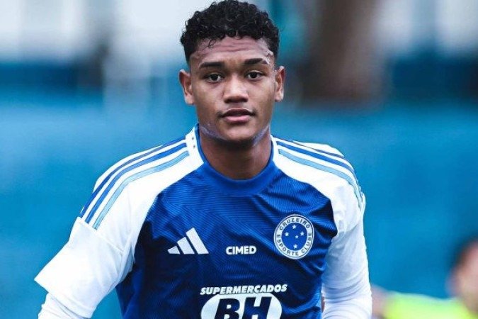 KENJI - Dos que vieram do banco, foi quem participou mais do jogo. Virou uma boa opção pelo lado esquerdo, participando de boas jogadas no ataque celeste e ganhando um certo destaque. Nota: 6,5 - Foto: Gustavo Martins/ Cruzeiro