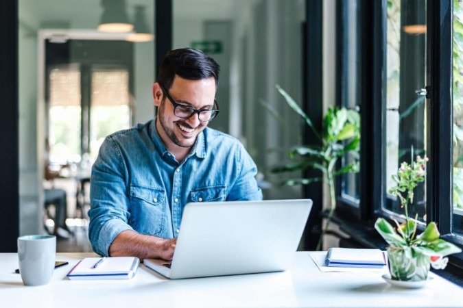 O aprendizado contínuo ajuda a acompanhar a tecnologia e manter a relevância no mercado de trabalho (Imagem: Moon Safari | Shutterstock) - (crédito: EdiCase) O aprendizado contínuo ajuda a acompanhar a tecnologia e manter a relevância no mercado de trabalho (Imagem: Moon Safari | Shutterstock) - (crédito: EdiCase)