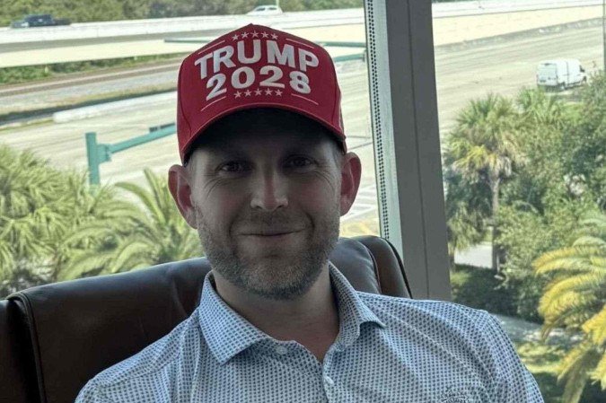 Filho do presidente Donald Trump posa com boné com os dizeres 'Trump 2028', disponível para a venda em loja comandada por ele - (crédito: Reprodução/TrumpStore.com) Filho do presidente Donald Trump posa com boné com os dizeres 'Trump 2028', disponível para a venda em loja comandada por ele - (crédito: Reprodução/TrumpStore.com)