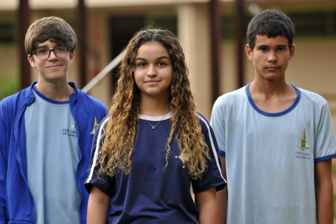 Os estudantes Lucas, 15 (E); Geovana, 17 (C); e João Gabriel, 15 (D) fogem à visão negativa sobre o regime celetista e defendem direitos - (crédito: Minervino Júnior/CB/D.A.Press) Os estudantes Lucas, 15 (E); Geovana, 17 (C); e João Gabriel, 15 (D) fogem à visão negativa sobre o regime celetista e defendem direitos - (crédito: Minervino Júnior/CB/D.A.Press)