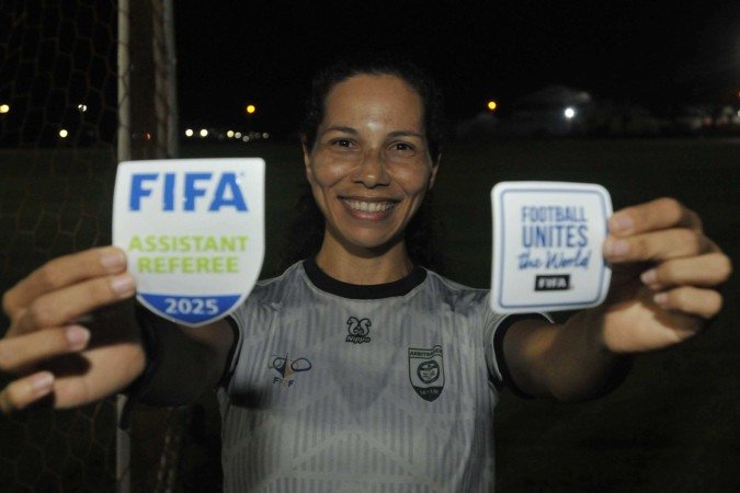  24/04/2025. Crédito: Minervino Júnior/CB/D.A Press. Brasil.  Brasilia - DF. Árbitra FIFA Leila Pereira recebendo homenagem no treinamento da arbitragem do DF no CECAF bombeiros -  (crédito: Minervino Júnior/CB/D.A.Press)