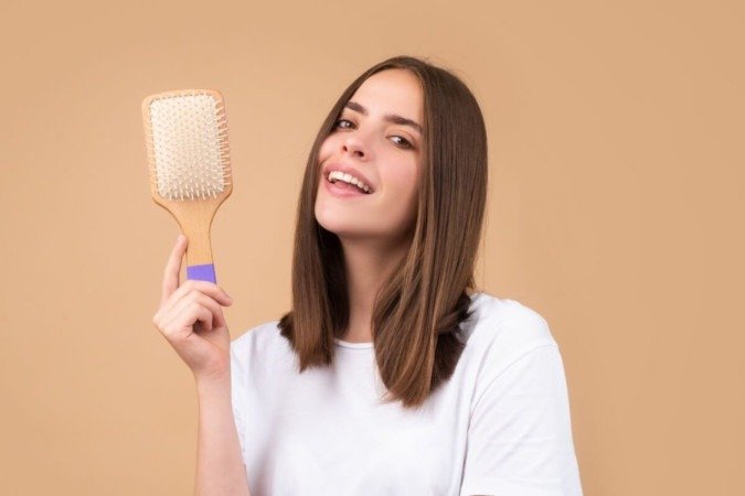 Alguns cuidados com os cabelos ajudam a controlar o frizz (Imagem: Volodymyr TVERDOKHLIB | Shutterstock) - (crédito: EdiCase) Alguns cuidados com os cabelos ajudam a controlar o frizz (Imagem: Volodymyr TVERDOKHLIB | Shutterstock) - (crédito: EdiCase)