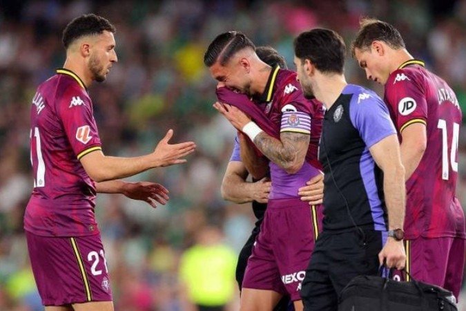 Jogadores do Valladolid não seguram o choro com a queda matemática para a Segunda Divisão -  (crédito: Foto: Fran Santiago/Getty Images)
